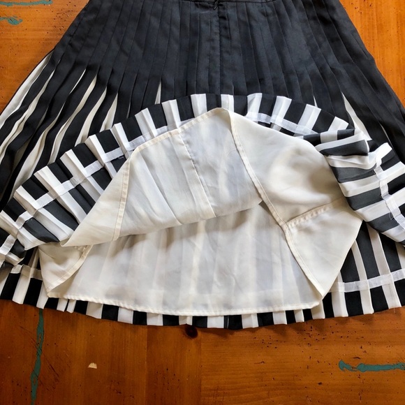 ♣️ J. Crew Black & White Pleated Skirt | Sz 6 | - Picture 6 of 7